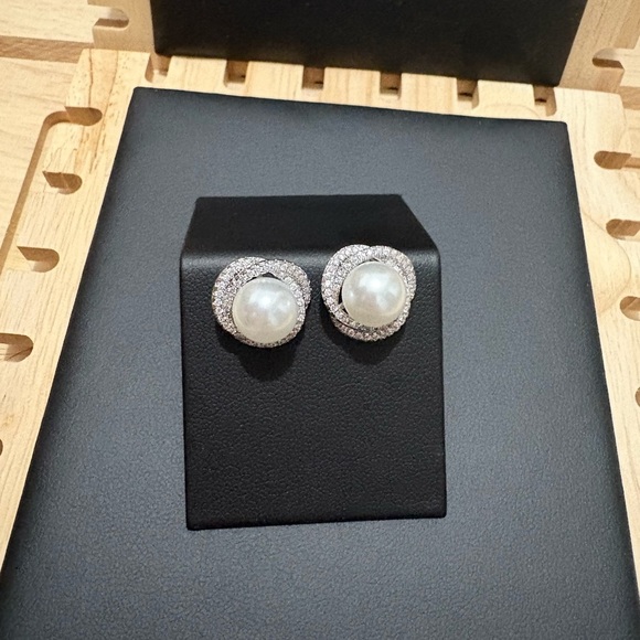 Pearl silver tone stud earrings - Picture 2 of 4